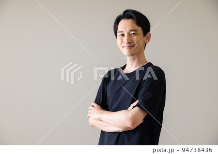 黒いTシャツの男性 黒いTシャツの男性 94738436