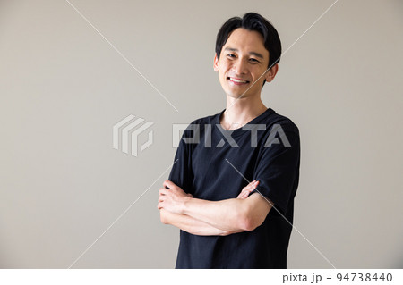 黒いTシャツの男性 94738440