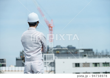 若い男性現場監督 94738978