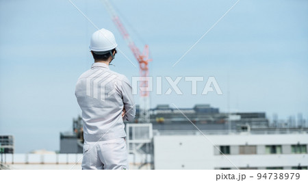 若い男性現場監督 94738979