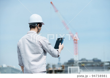 若い男性現場監督 94738981