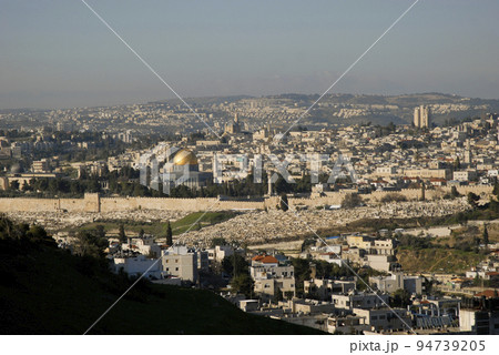 展望山から見たエルサレム旧市街 94739205