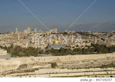 青空とエルサレム旧市街 94739207