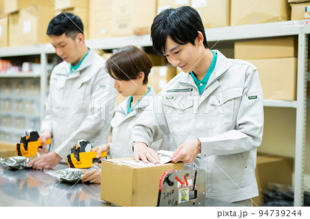 バックヤードで梱包作業をする若い男性スタッフ 94739244
