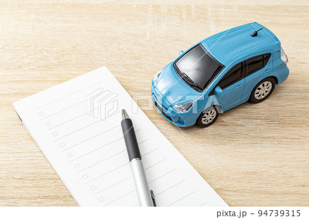 机に置かれたチェックリスト 94739315