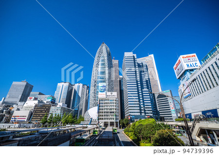 日本の東京都市景観 新宿駅前の超高層ビル群などを望む 日本の東京都市景観 新宿駅前の超高層ビル群などを望む 94739396