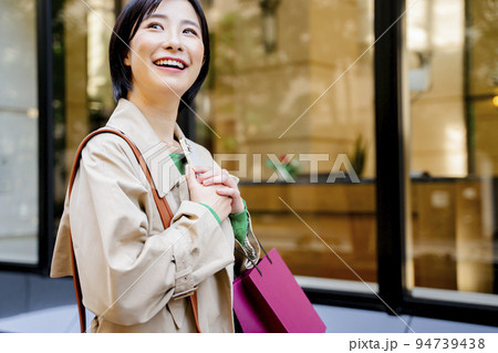ショッピングをする女性 94739438