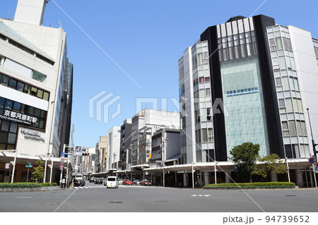 京都河原町駅前(四条河原町)の街並み 京都河原町駅前(四条河原町)の街並み 94739652