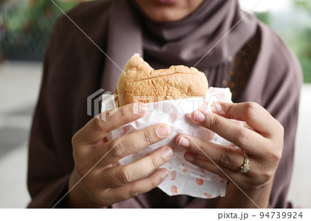 women hand holding beef burger top view  94739924