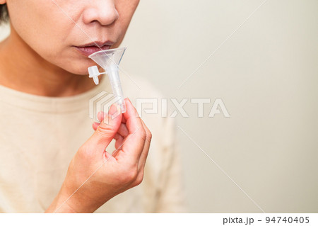 コロナ　簡易検査　PCR検査　抗原検査　【 コロナ ウィルス の 簡易検査 イメージ 】 94740405