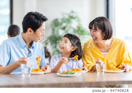 レストランでランチをする親子 レストランでランチをする親子 94740828