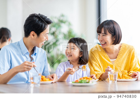 レストランでランチをする親子 94740830