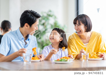 レストランでランチをする親子 レストランでランチをする親子 94740831