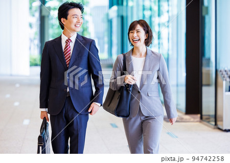 オフィスのロビーを歩くビジネスパーソン　撮影協力「LINK FOREST」 94742258