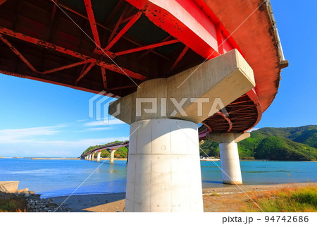 【高知県】晴天の宇佐大橋（横浪黒潮ライン） 94742686