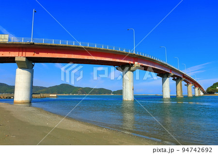 【高知県】晴天の宇佐大橋（横浪黒潮ライン） 94742692