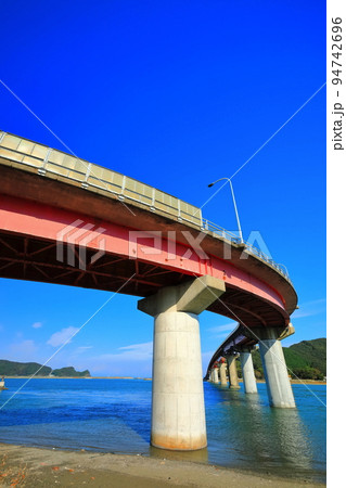 【高知県】晴天の宇佐大橋（横浪黒潮ライン） 94742696