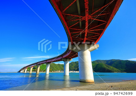 【高知県】晴天の宇佐大橋（横浪黒潮ライン） 94742699