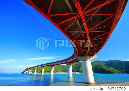 【高知県】晴天の宇佐大橋（横浪黒潮ライン） 94742700