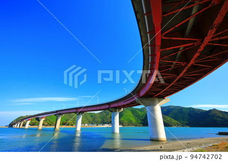【高知県】晴天の宇佐大橋（横浪黒潮ライン） 94742702