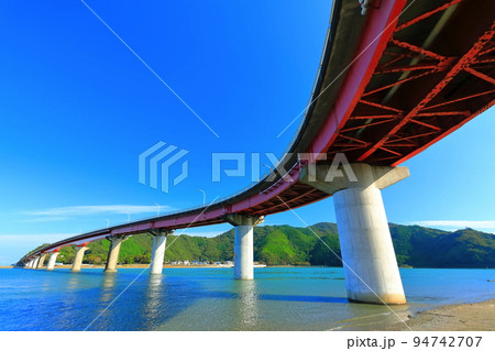 【高知県】晴天の宇佐大橋(横浪黒潮ライン) 【高知県】晴天の宇佐大橋(横浪黒潮ライン) 94742707