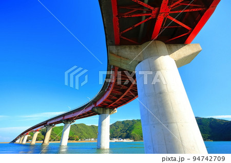 【高知県】晴天の宇佐大橋（横浪黒潮ライン） 94742709