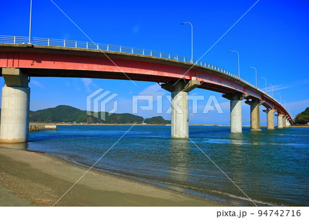 【高知県】晴天の宇佐大橋（横浪黒潮ライン） 94742716