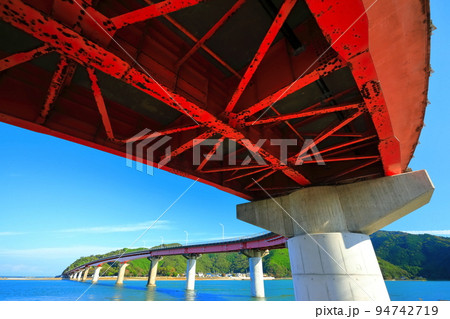 【高知県】晴天の宇佐大橋（横浪黒潮ライン） 94742719