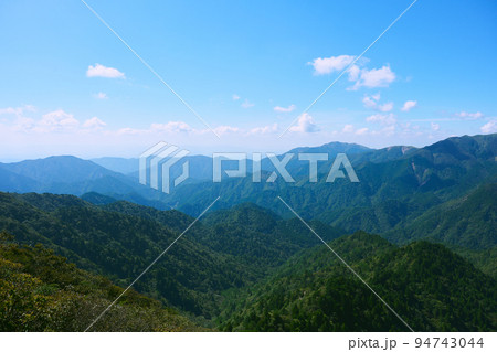 鈴鹿山脈　鎌ヶ岳の山頂からの眺め 94743044