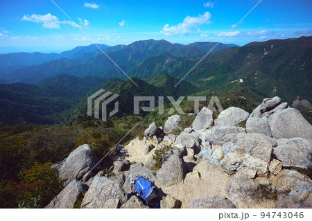 鈴鹿山脈 鎌ヶ岳の山頂からの眺め 鈴鹿山脈 鎌ヶ岳の山頂からの眺め 94743046