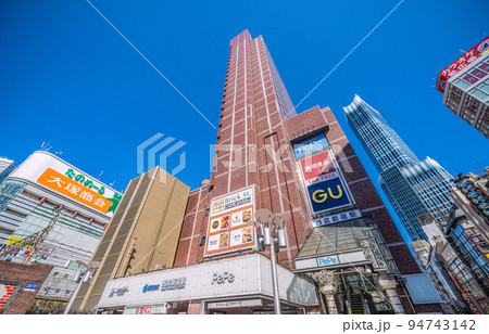 日本の東京都市景観 西武新宿駅や東急歌舞伎町タワー、飲み屋街などを望む 94743142