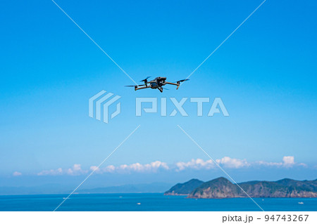 ドローンと青空 ドローンと青空 94743267