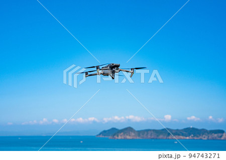 ドローンと青空 94743271