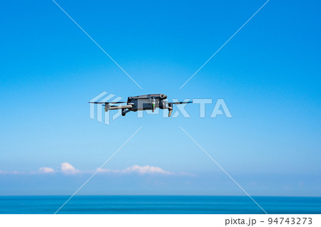 ドローンと青空 94743273