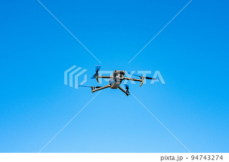 ドローンと青空 ドローンと青空 94743274