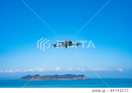 ドローンと青空 ドローンと青空 94743277