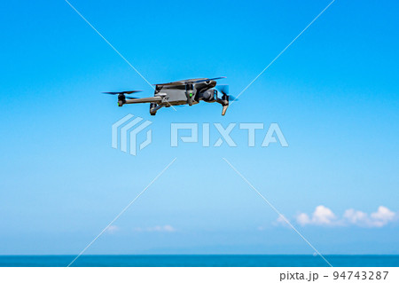ドローンと青空 ドローンと青空 94743287