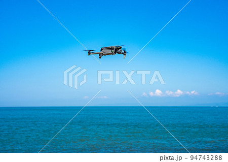 ドローンと青空 ドローンと青空 94743288