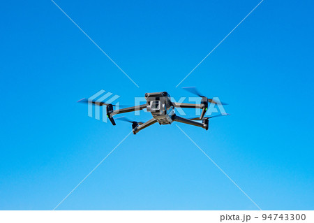 ドローンと青空 94743300
