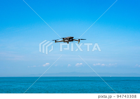 ドローンと青空 ドローンと青空 94743308