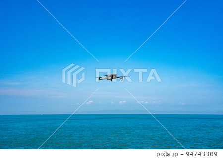 ドローンと青空 ドローンと青空 94743309