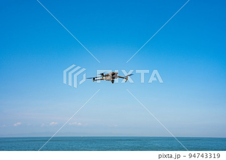 ドローンと青空 94743319