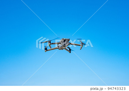 ドローンと青空 94743323