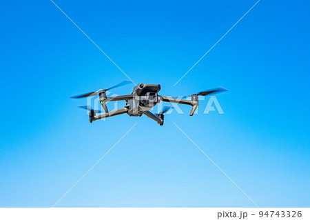 ドローンと青空 94743326