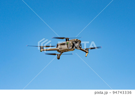 ドローンと青空 94743336