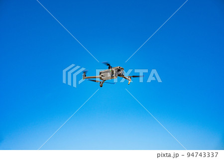 ドローンと青空 ドローンと青空 94743337