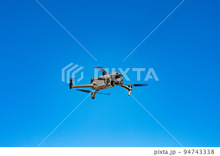 ドローンと青空 ドローンと青空 94743338