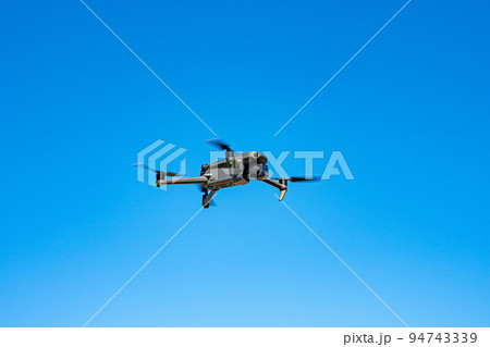 ドローンと青空 ドローンと青空 94743339