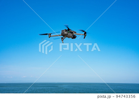 ドローンと青空 94743356