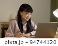 パソコンを見ながら勉強をする女の子 中学生 高校生 94744120